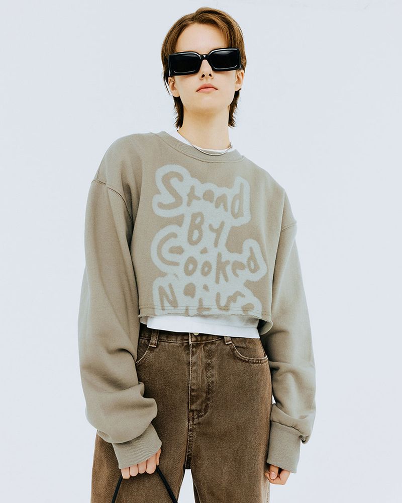 OVER STENCIL TYPO CROP SWEATSHIRT-KHAKI
