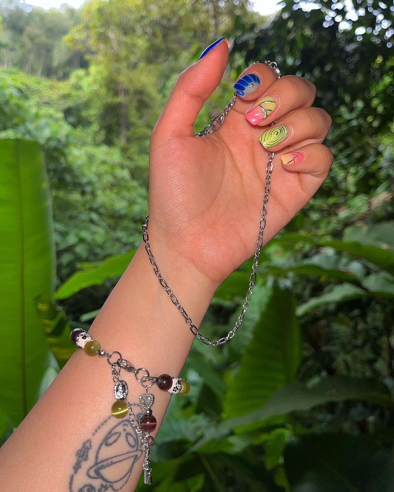 Simple thin two shape chain