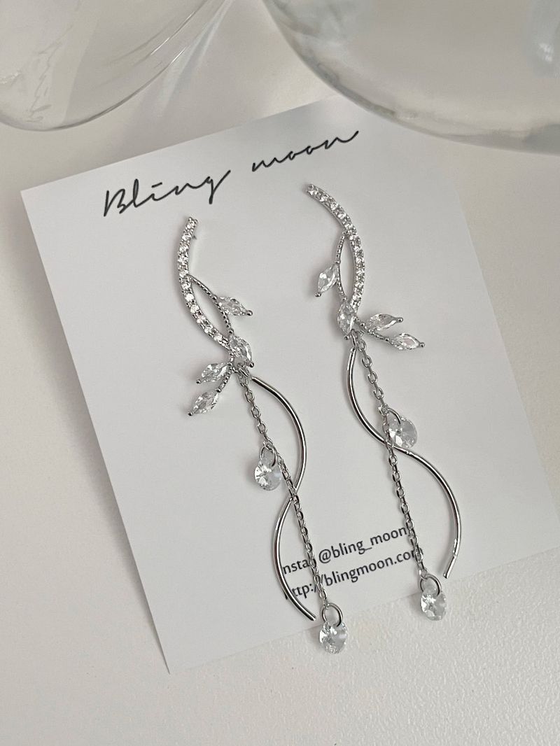 Blingmoon(ブリングムーン)の「Leaf wave earrings / 2 colors / wedding drop guest look(Accessories)」