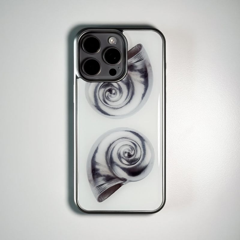 MEMORIESBOUNDARY（メモリーズバウンダリー）の「NTA Silverborn Concha Phone Case (SV_White)（Smartphone Accessories）」