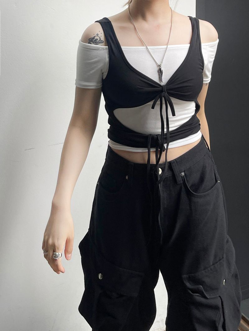 heenytsuki(ヒニツキ)の「Layered Strap Hole Ribbon Top(Tops)」