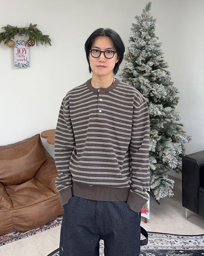 SATIIIZ（サティーズ）の「Lao Henley Neck Knit Long Sleeve（Tops）」