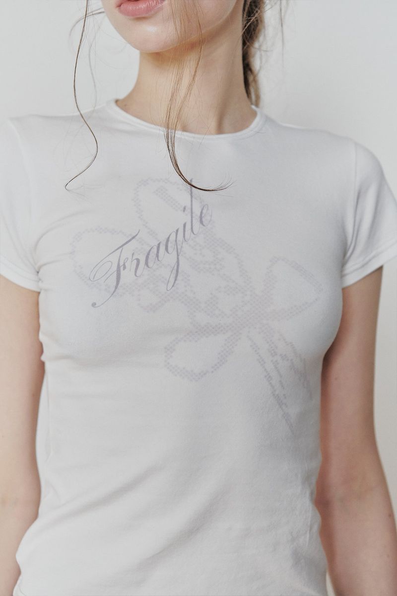FRAGILE GRAPHIC TEE white