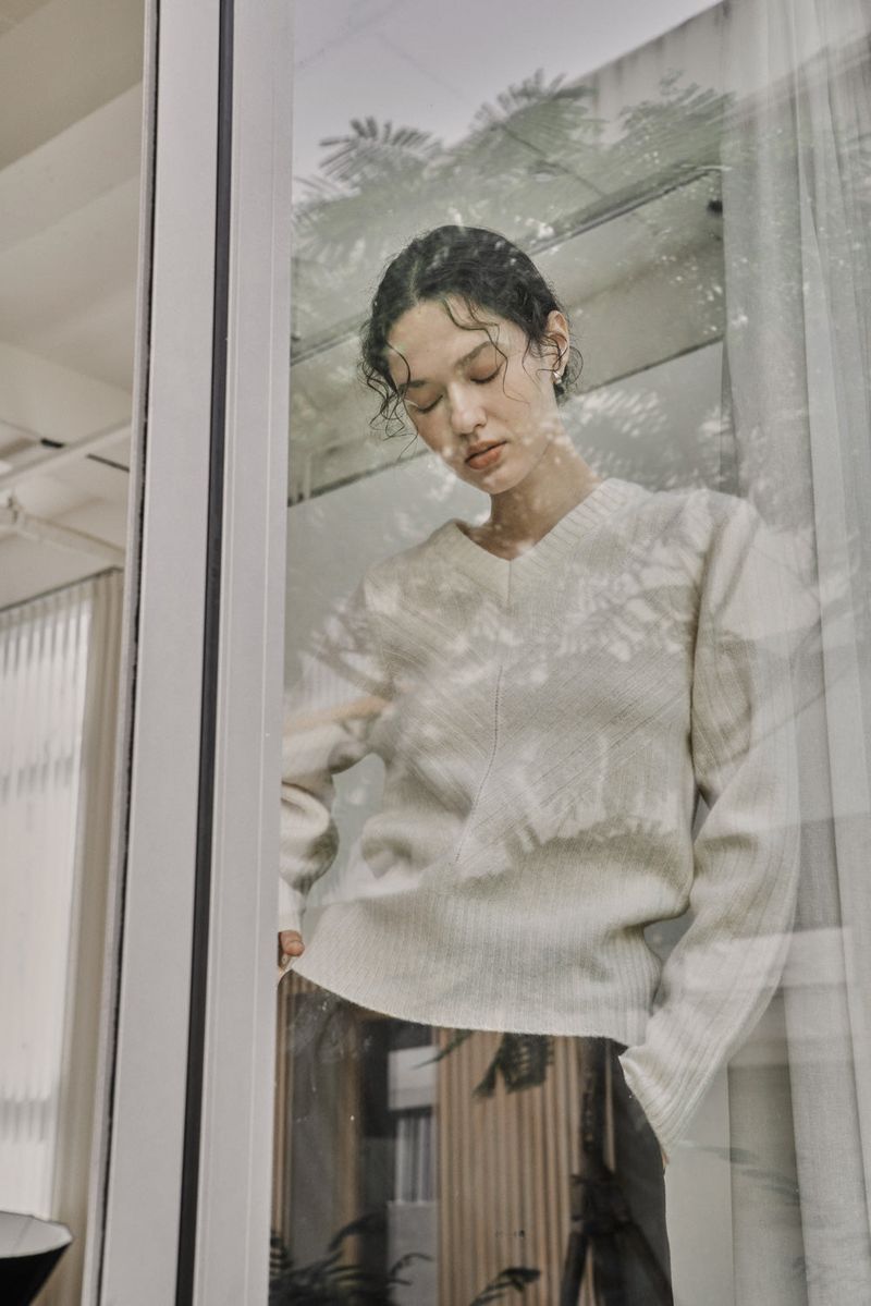 RIBBED V-KNIT TOP_IVORY