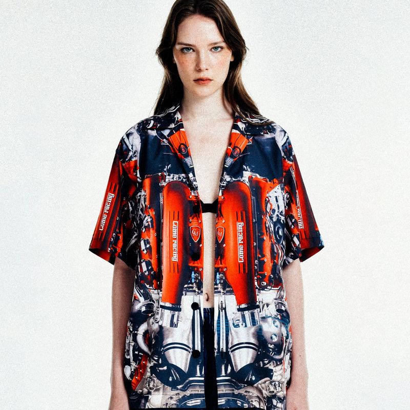 C.O.M.E（シーオーエムイー）の「[UNISEX] オートモバイルパーツキャンプカラープリントシャツ（レッド）（トップス）」