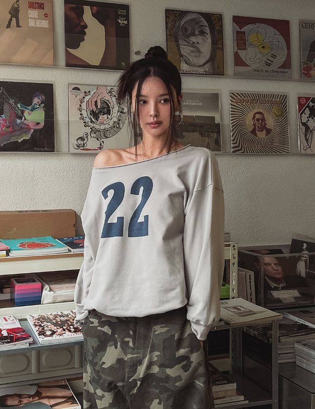 22 Cutting Off-Shoulder Sweatshirt