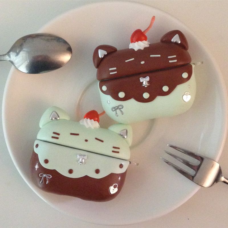 saltyhouse（ソルティハウス）の「【MADE】 ミントチョコレートキャットエアポッズケース（スマホグッズ/小物）」