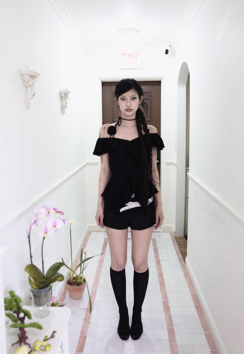 Rose corsage frill top (Black/Beige)