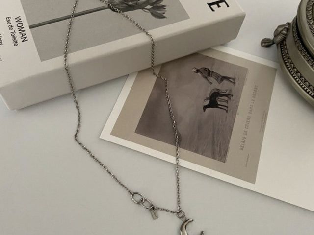 dai Unique Moon Necklace
