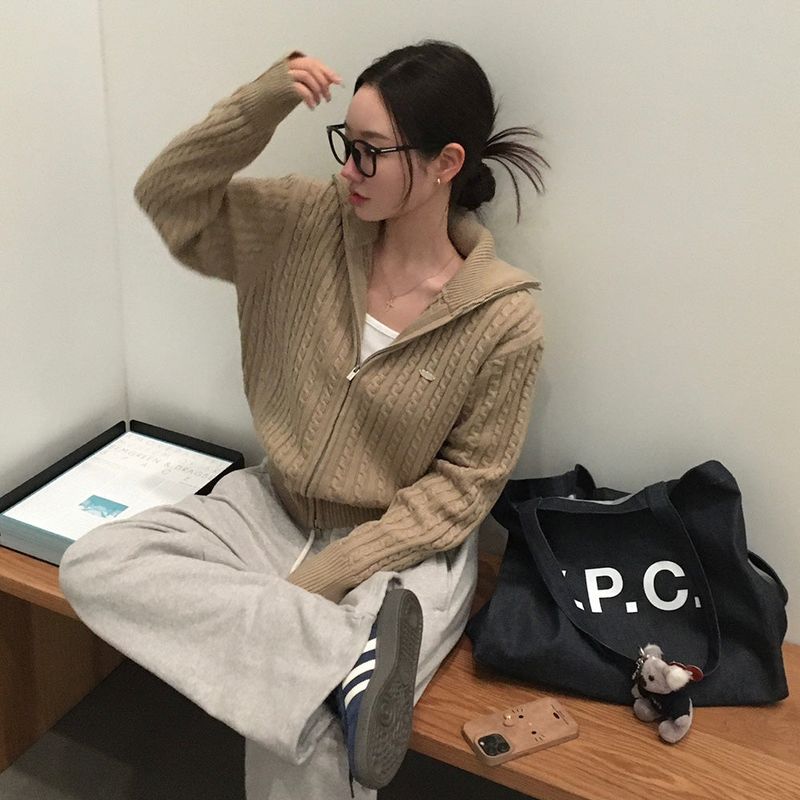 [BELLIDE MADE] Cable knit zip-up with pendant