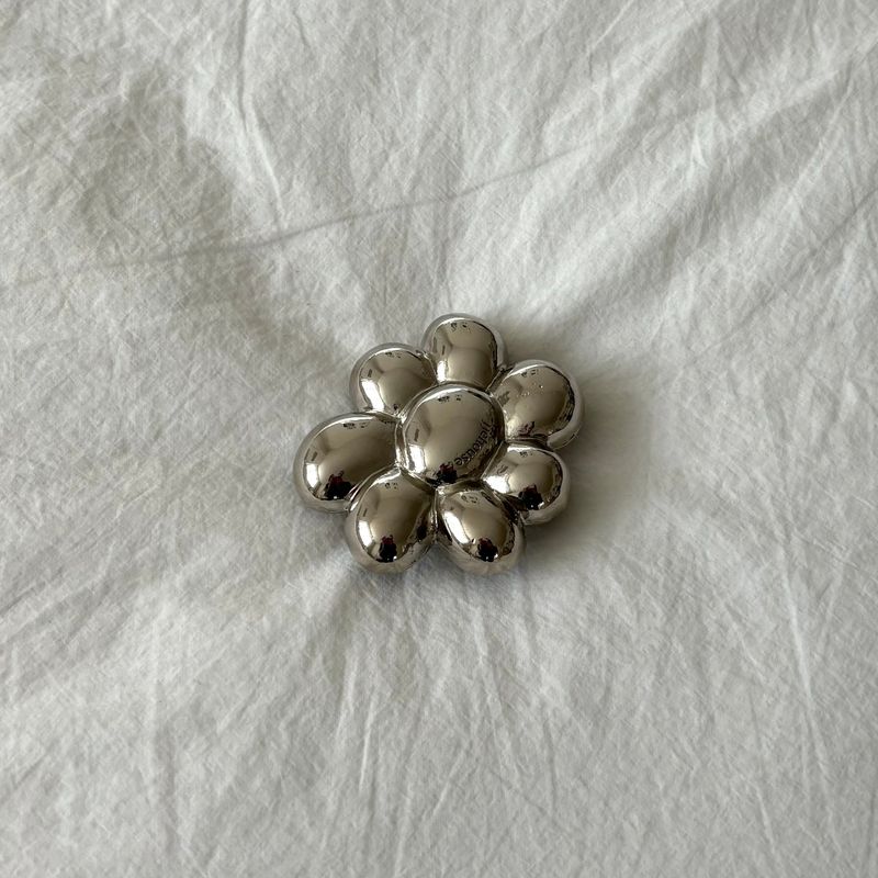 jjehouse（ジェイジェイハウス）の「フラワーグリップトック(silver)（スマホグッズ/小物）」