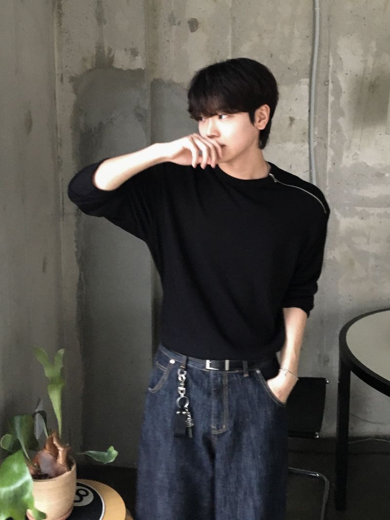 Shoulder Diagonal Zipper Long Sleeve