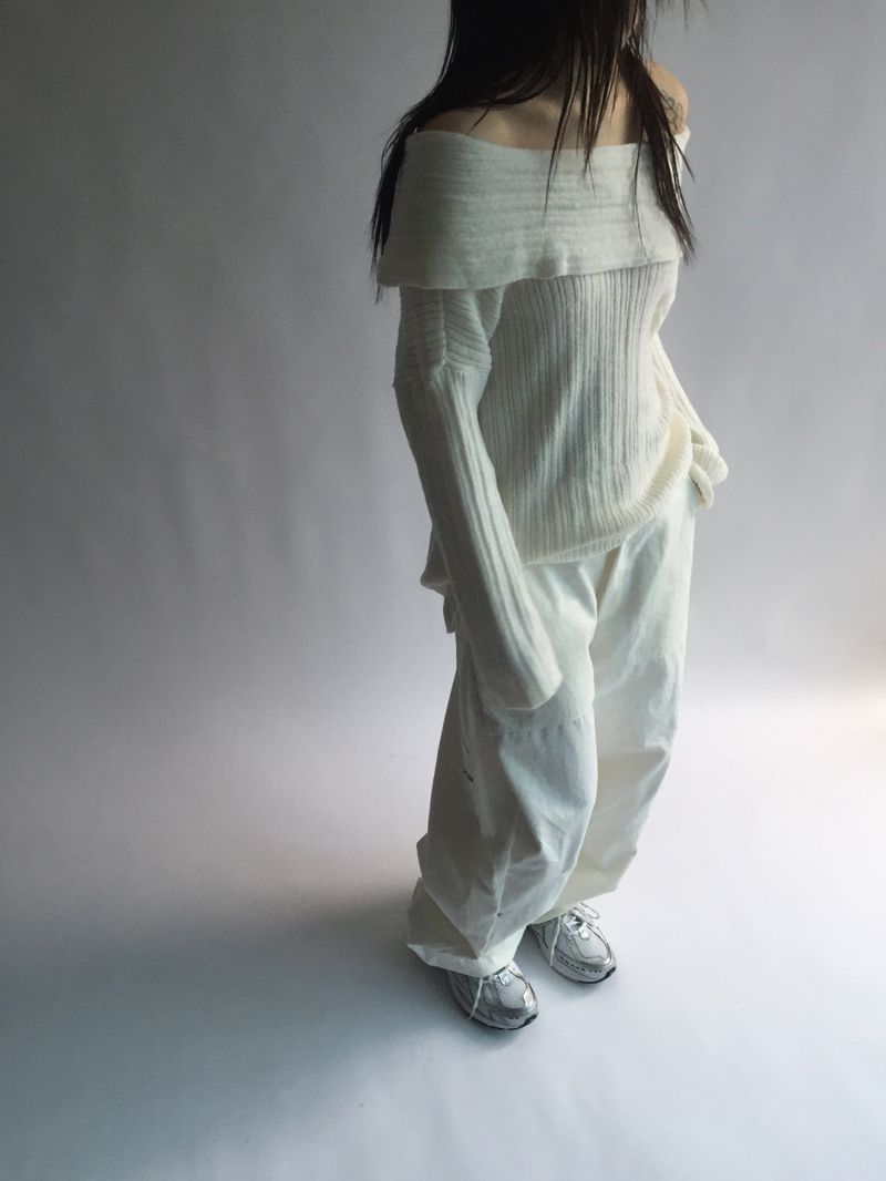 Off-shoulder long knitwear
