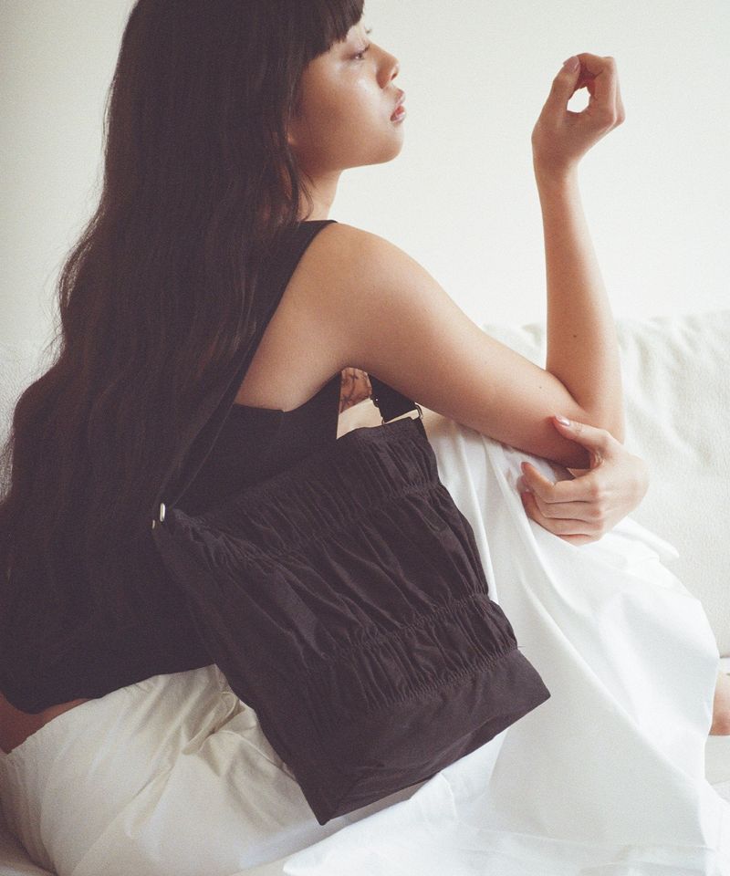 YAHN SISI(ヤーン シシ)の「Fairy Bucket Bag - Black(Bags)」