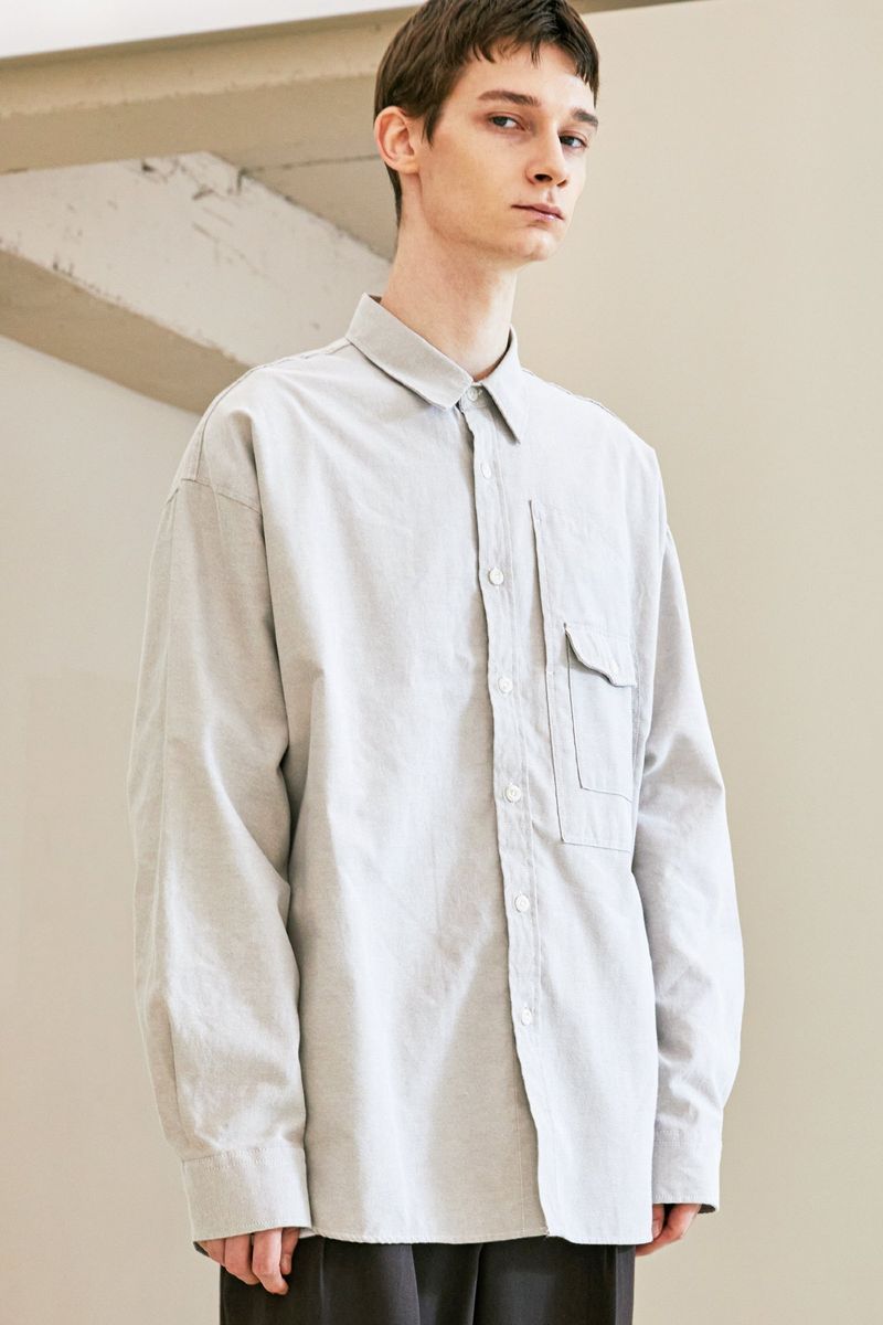 KND(ケイエンド)の「UTILITY CURVED POCKET OXFORD SHIRT SAND GREY(Tops)」