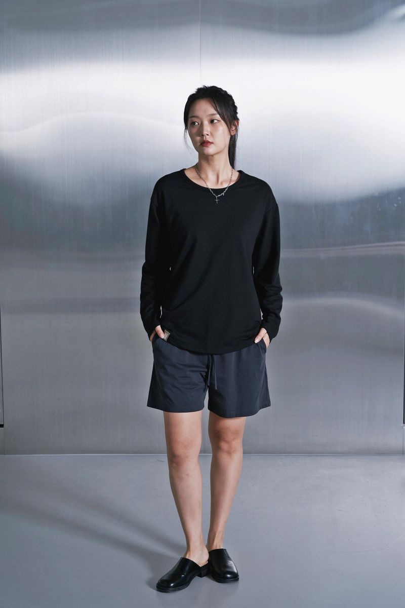 ESSENTIAL PLEAT U-NECK TEE (Black)