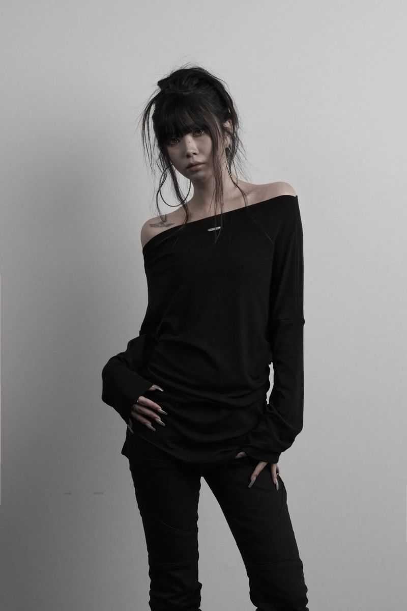 [label] back damage off-shoulder top (black)