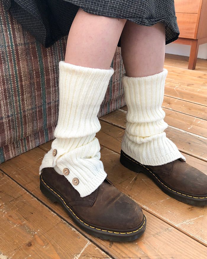 WONDER WONDER（ワンダーワンダー）の「Udin Wood Button Knit Leg Warmers（Fashion Accessories）」