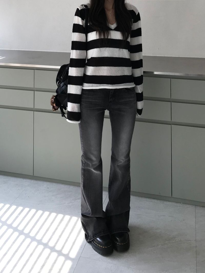 Stripe V-neck knitwear (one color)