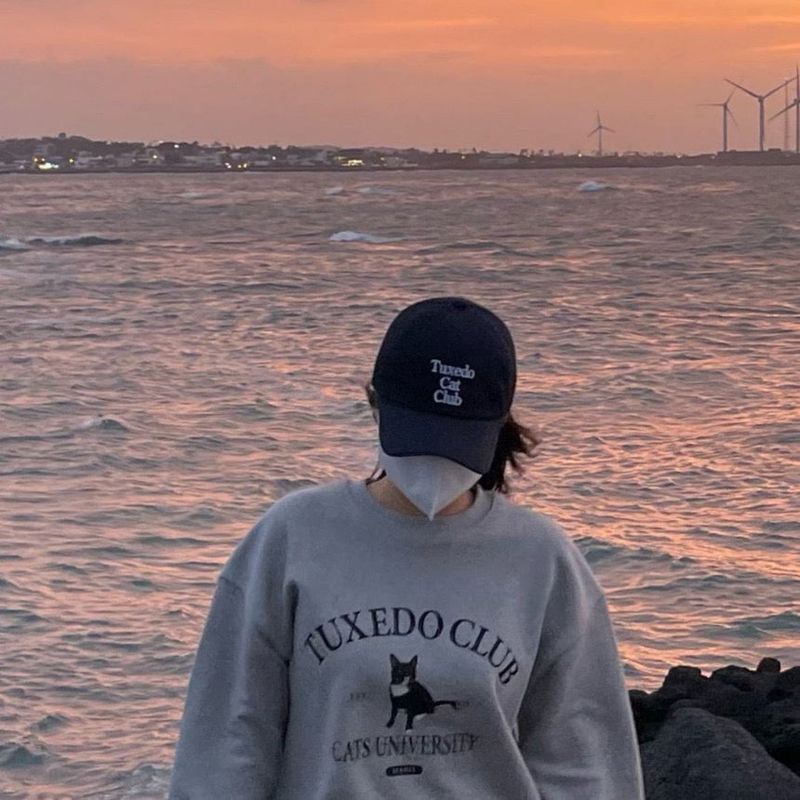 TUXEDO CAT CLUB SWEATSHIRT GRAY