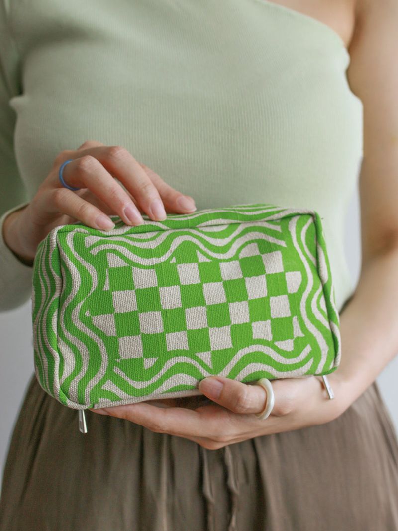 YAHN SISI（ヤーン シシ）の「ウェイブポーチバッグ- Green（スマホグッズ/小物）」