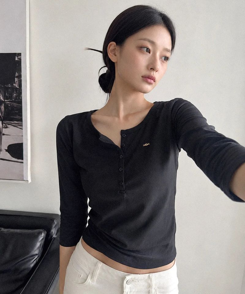 MagoRen SEOUL(マゴレン ソウル)の「Henley Neck 3/4 Sleeve Black(Tops)」
