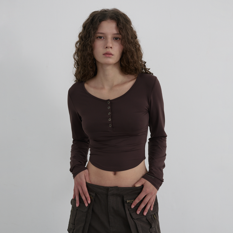 WOOALONG（ウアロン）の「ナイロンボタンクロップTシャツ [Fabric by ITALY] - ブラウン（トップス）」