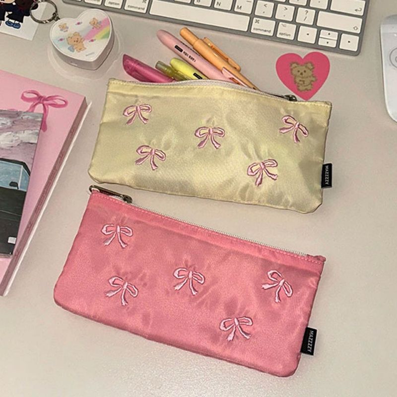 MAZZZZY（マジー）の「(S/S) リボンパターンペンシルケース (2 colors)（雑貨/ステーショナリー）」