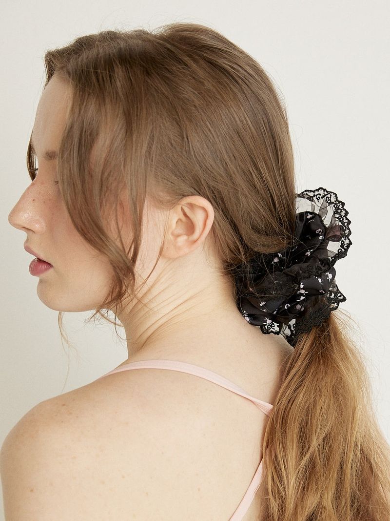 BIG LACE SCRUNCHIE - BLACK