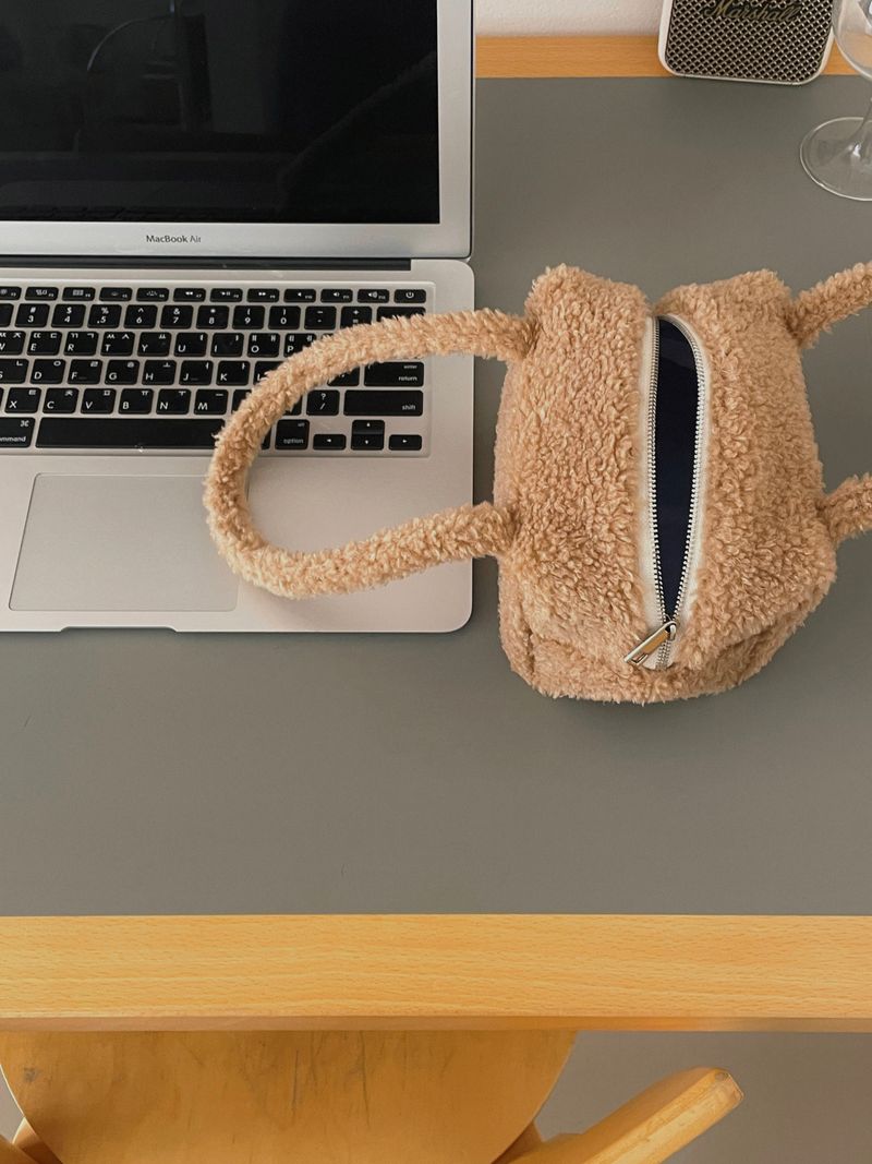 Handy pouch (furry peanut)