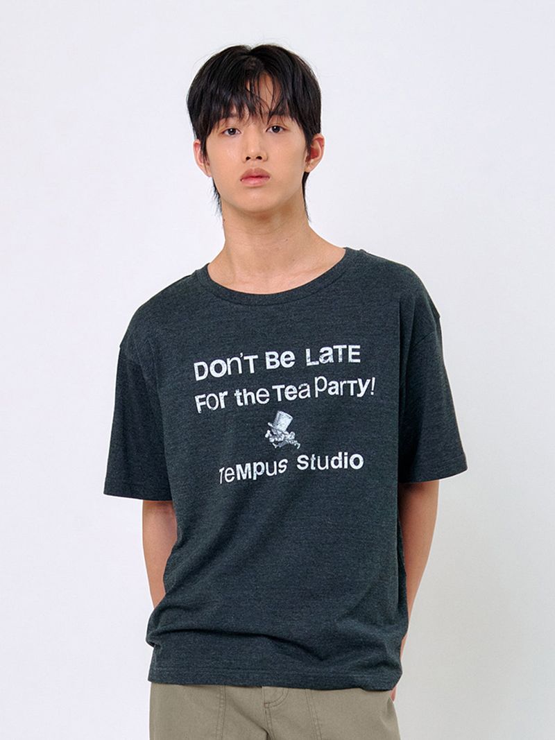TEMPUSSTUDIO（テンプススタジオ）の「MAD HATTER T-SHIRT (RELAXED FIT)_Charcoal Melange（Tops）」