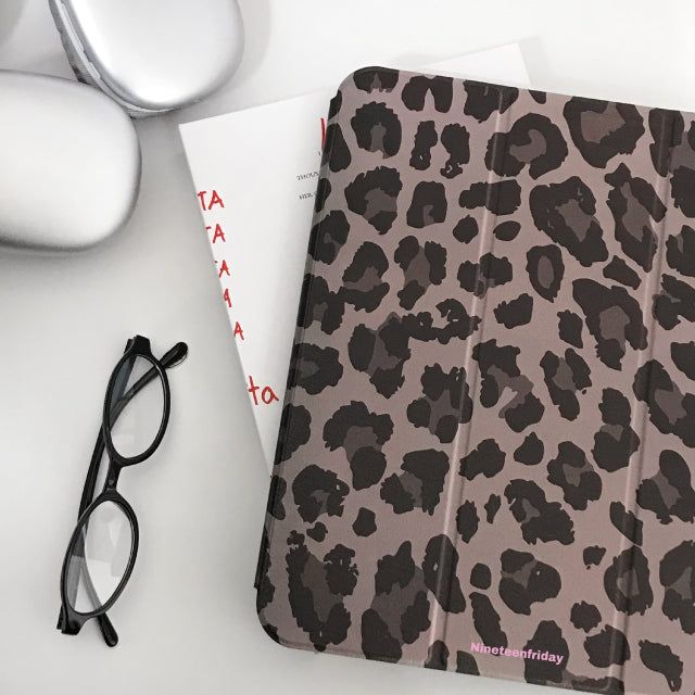 Nineteenfriday（ナインティーンフライデー）の「Leopard Pattern iPad Cover Case（Smartphone Accessories）」