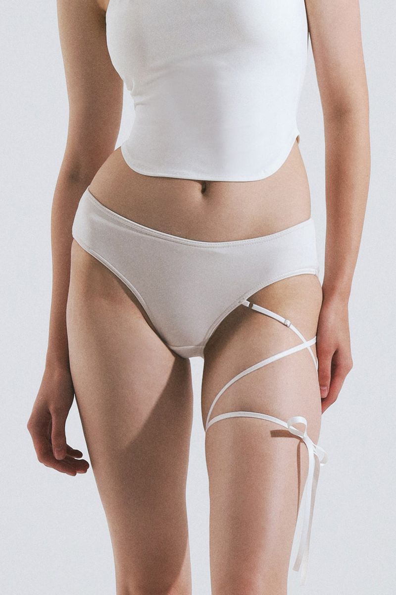 VINAJ(ビナジェイ)の「Cross Ribbon Low Bikini Panties (White)(Swimwear)」