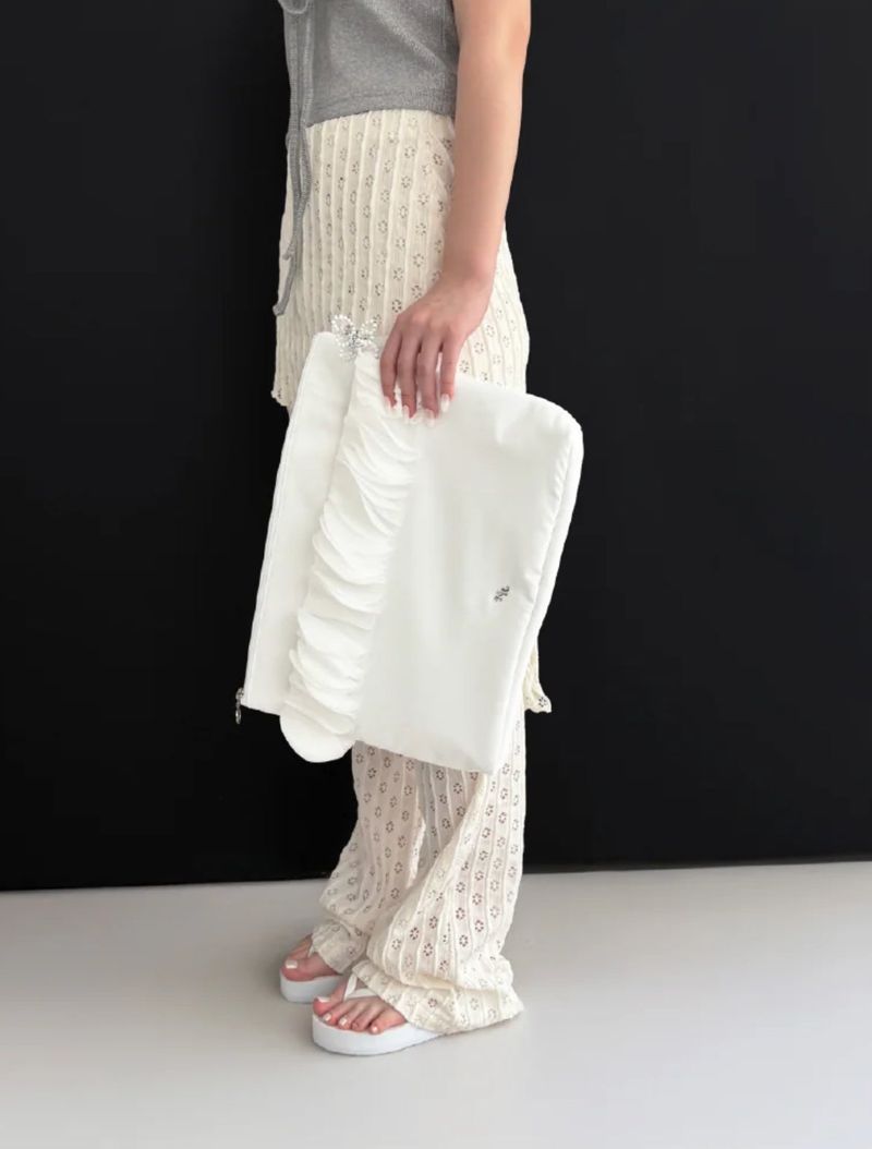 Frillish laptop pouch (white)