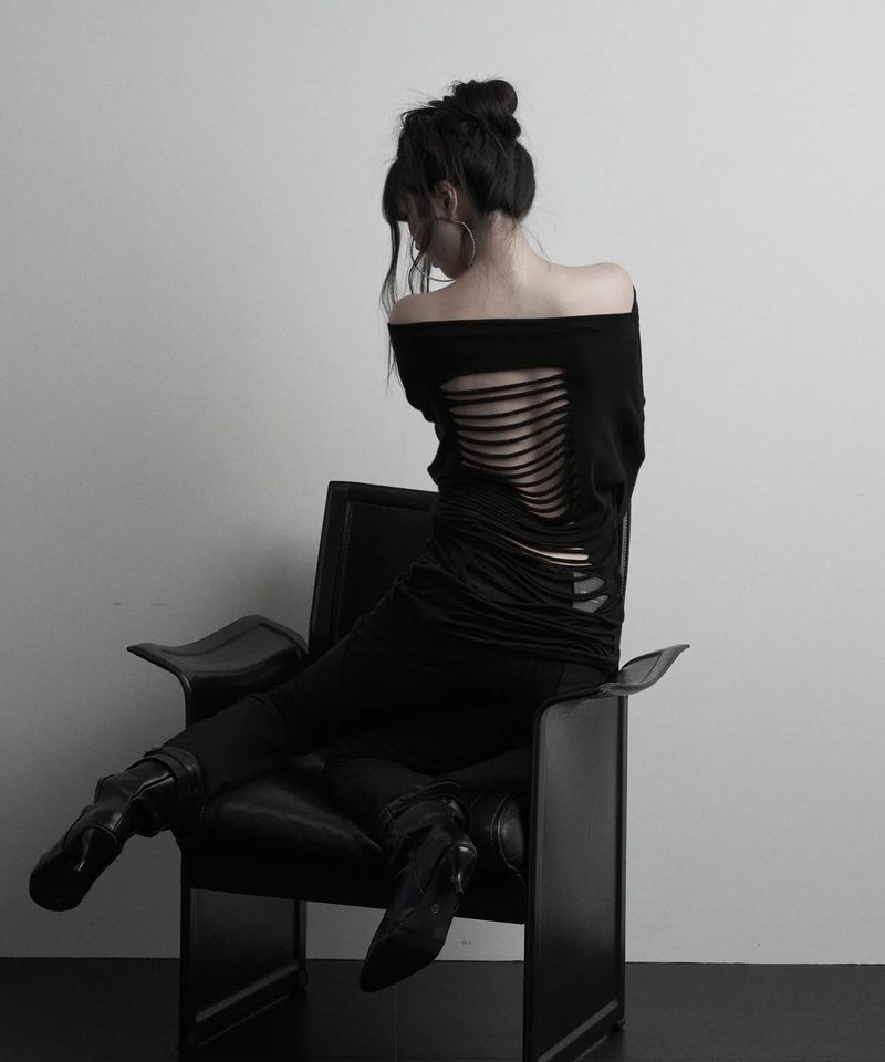 URBAN UNIQUE（アーバンユニーク）の「[label] バック ダメージ オフショルダー トップ (black)（トップス）」