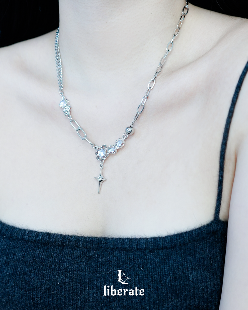 Emerald cross point chain necklace
