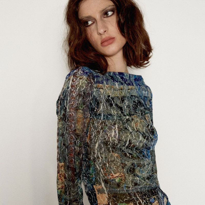 SHEISSHE/PRINTED PLEATED T-SHIRTS