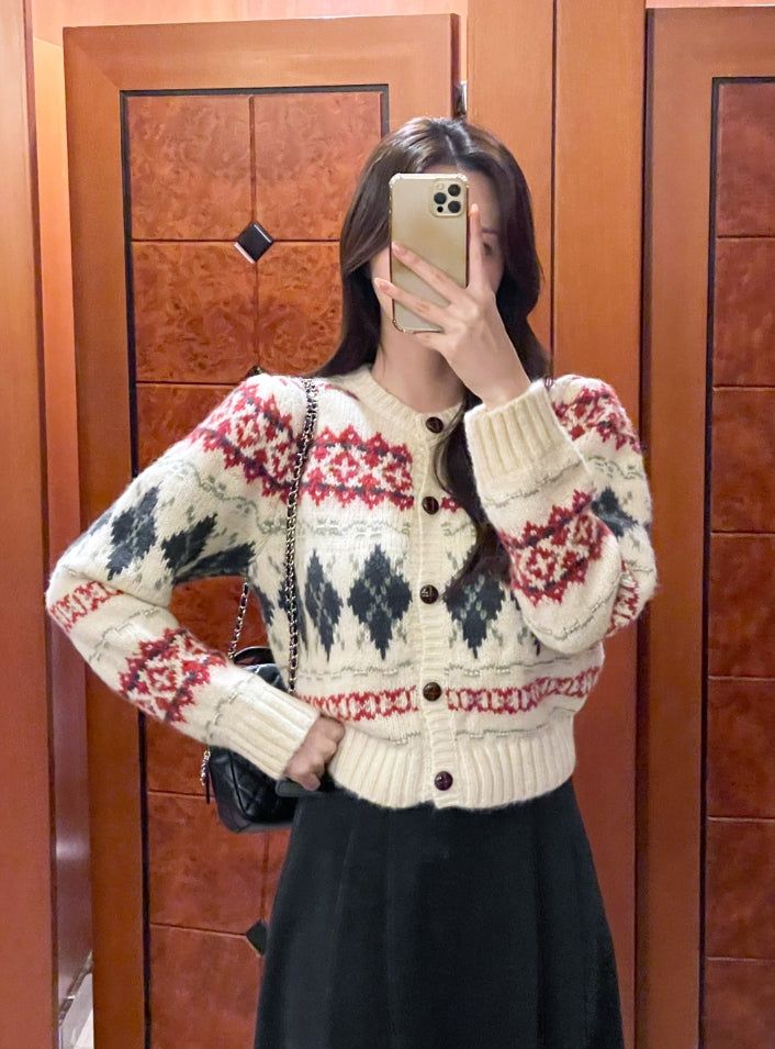 iam mari（アイアム マリ）の「Cren Argyle Puff Knit Cardigan（Tops）」