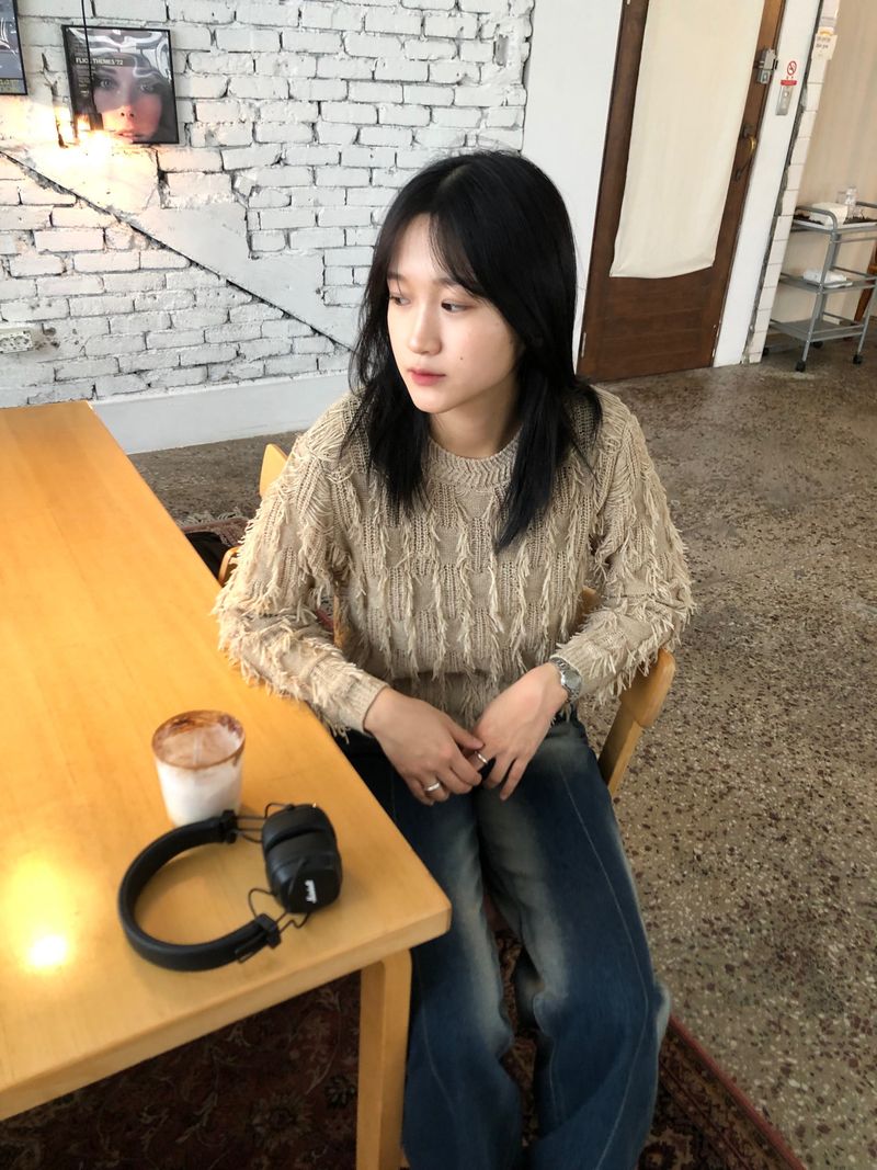 Freewheeling tassel round knit