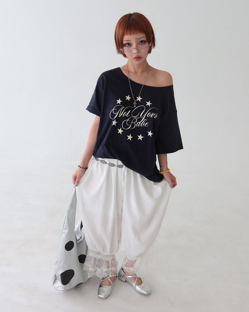 Delight-J（ディライトジェイ）の「Star lettering off-shoulder boxy short-sleeved T-shirt（Tops）」