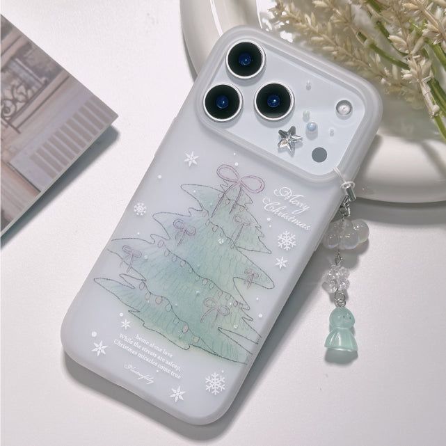 Nineteenfriday（ナインティーンフライデー）の「Teru-Teru Charm SET) Winter Christmas Tree Matte iPhone Case（Smartphone Accessories）」