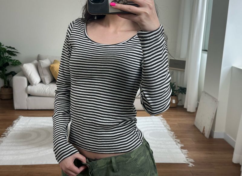 slim stripe u neck tee