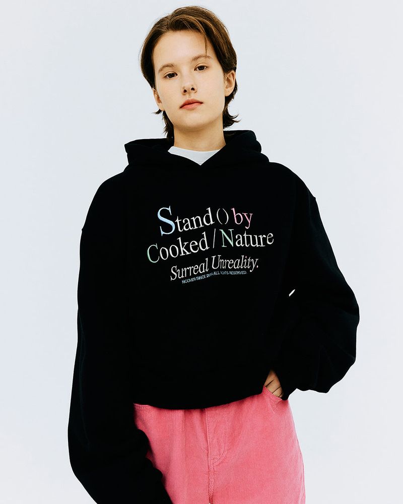 STAND BY TYPO CROP HOODIE-BLACK