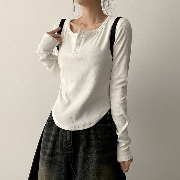 hijjoo（ハイチュー）の「Its Hem Round Button Long Sleeve Tee（Tops）」