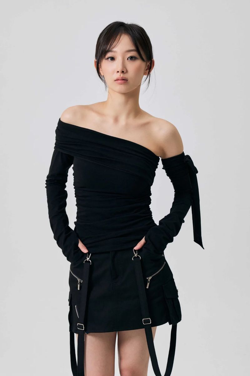 RIEN ONE-SHOULDER SHIRRING TOP / BLACK