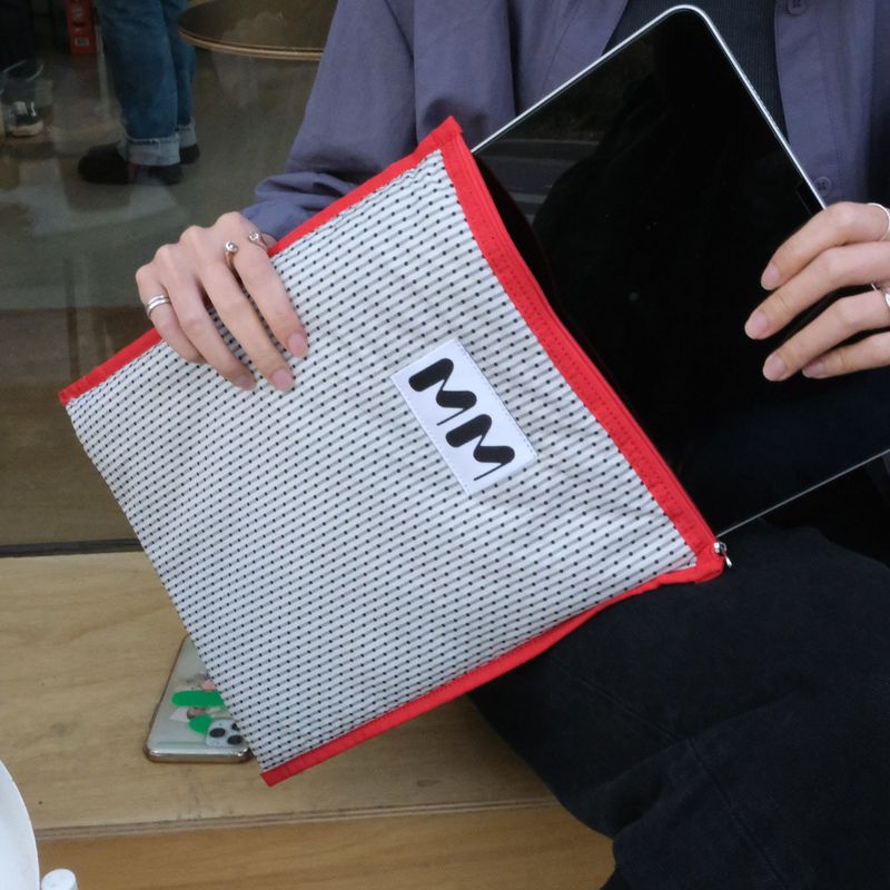 minmin（ミンミン）の「フラッフィーシールドフォー iPadポーチ(12.9"inch)（スマホグッズ/小物）」