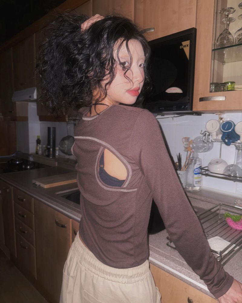 douchidouchi（ドウチドウチ）の「(3color) Back Curve Panel Stitch Crop Long Sleeve Tee（Tops）」