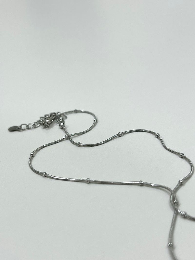 Ribbon point necklace