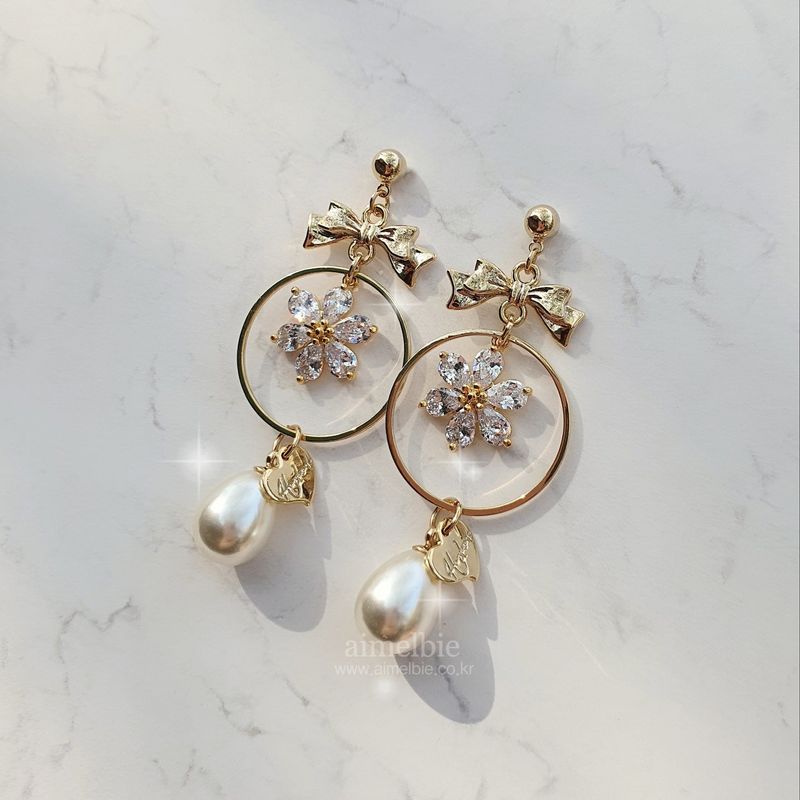 Gold Daisy and Ribbon Earring