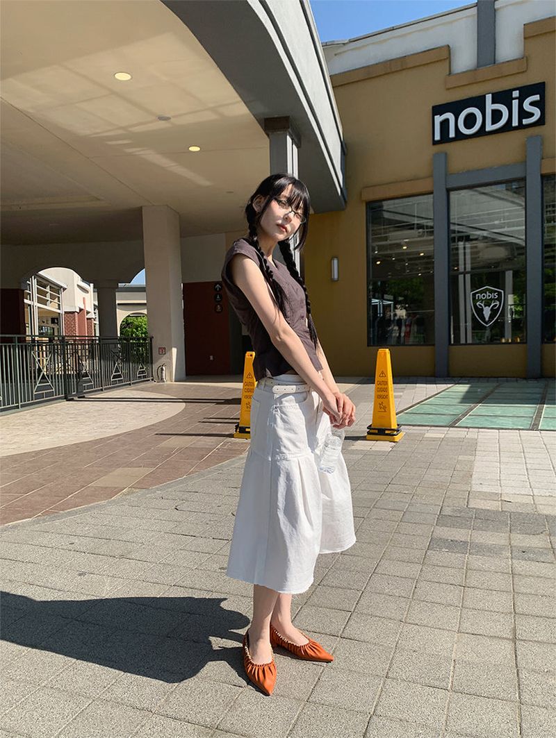 SNAP BUTTON SLEEVELESS BLOUSE
